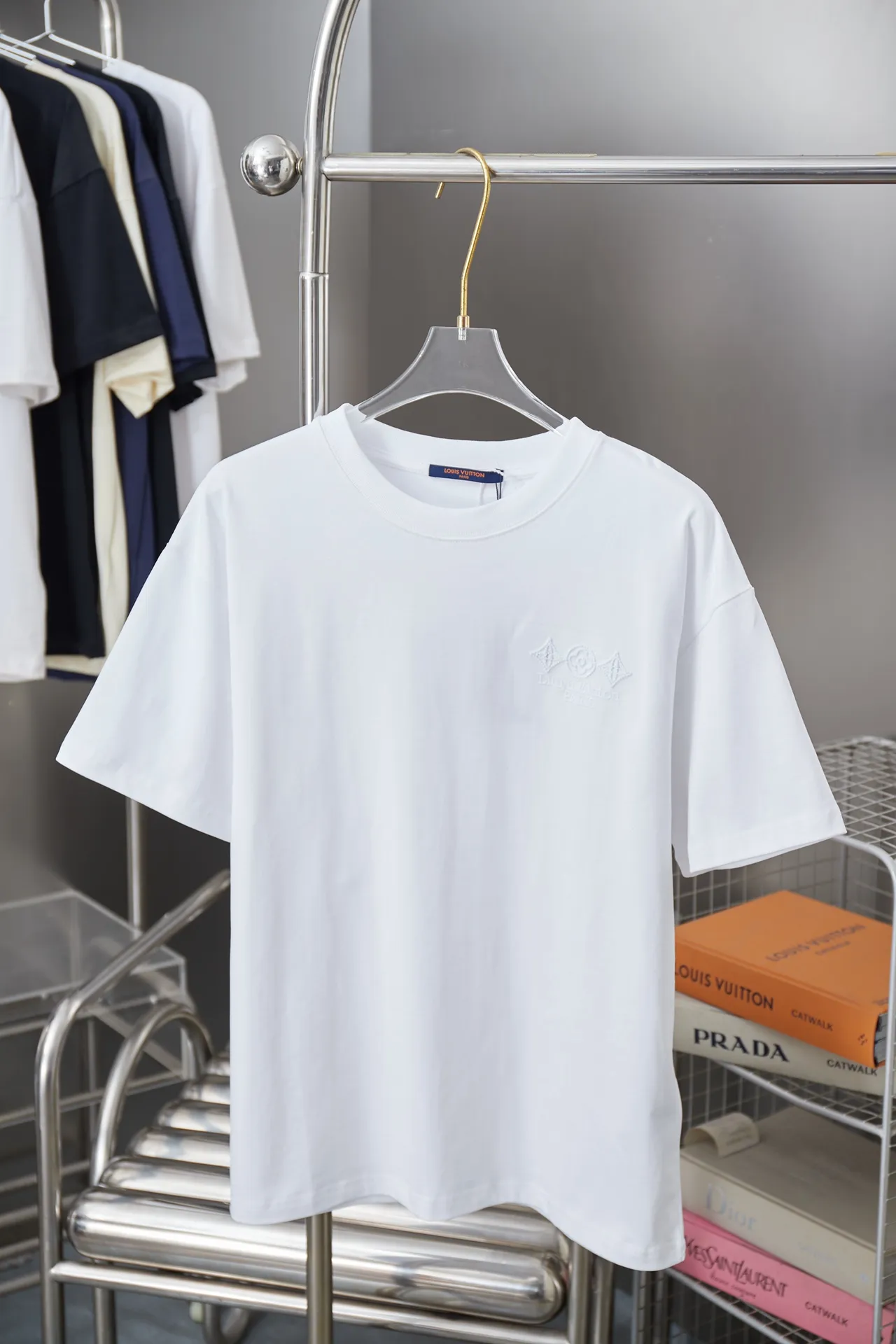 🅿️180 1V 25SS early spring new style embroidered LV letter short sleeves light luxury essential item for daily commuting for men and women Correct version Welcome to compare Detailed features · 320g 100% pure cotton double yarn jersey fabric · Special thickened 32 pieces of double-strand 1X1 thread in the same vat · Imported Tajima machine hollow show embroidered LV letter technology · Double needle stitching and cross-stitch technology · Original main mark, washable tag, brand moisture-proof paper packaging Color: black/white Size: S/M/L/XL
